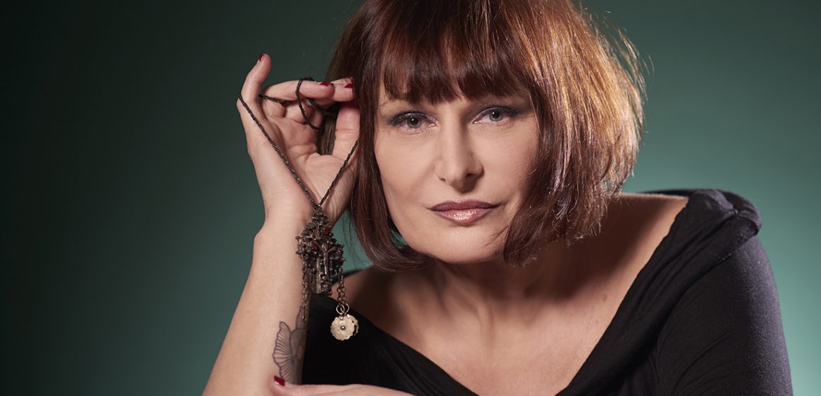 La mezzosoprano franco yugoslava Vera Cirkovic habla sobre su álbum «Escombros de un vampiro sideral»: «La bulimia de belleza me descarrilló en cierta forma hacia los poetas ‘malditos’, siempre fui híper sensible, extrema»