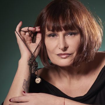 La mezzosoprano franco yugoslava Vera Cirkovic habla sobre su álbum «Escombros de un vampiro sideral»: «La bulimia de belleza me descarrilló en cierta forma hacia los poetas ‘malditos’, siempre fui híper sensible, extrema»
