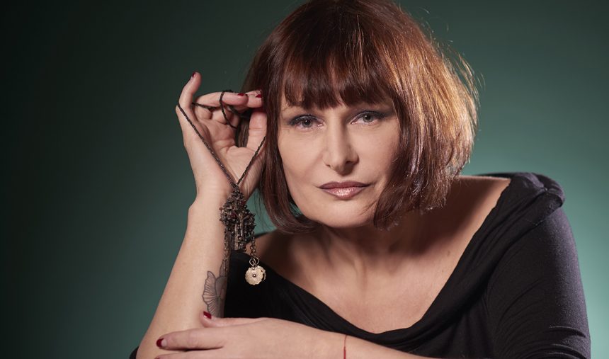 La mezzosoprano franco yugoslava Vera Cirkovic habla sobre su álbum «Escombros de un vampiro sideral»: «La bulimia de belleza me descarrilló en cierta forma hacia los poetas ‘malditos’, siempre fui híper sensible, extrema»