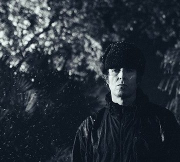 A piano, el británico Liam Gallagher y su sorprendente canción y video «All You’re Dreaming Of» en vísperas de Navidad