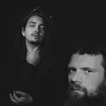 Peso, intensidad y dureza es lo que propone el potente dúo Wolf Among Us en su reciente single «Hollow»