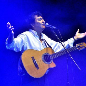 Claudio Bustos, músico misionero por adopción, homenajea de manera brillante al cantautor Ramón Ayala, uno de los mayores exponentes de la música litoraleña argentina