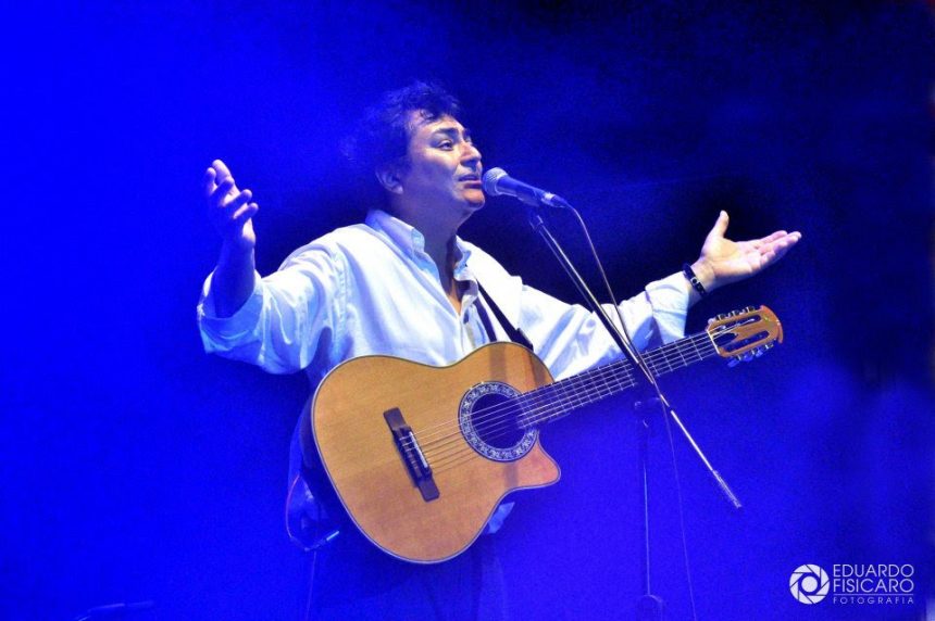Claudio Bustos, músico misionero por adopción, homenajea de manera brillante al cantautor Ramón Ayala, uno de los mayores exponentes de la música litoraleña argentina