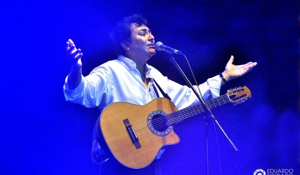 Claudio Bustos, músico misionero por adopción, homenajea de manera brillante al cantautor Ramón Ayala, uno de los mayores exponentes de la música litoraleña argentina