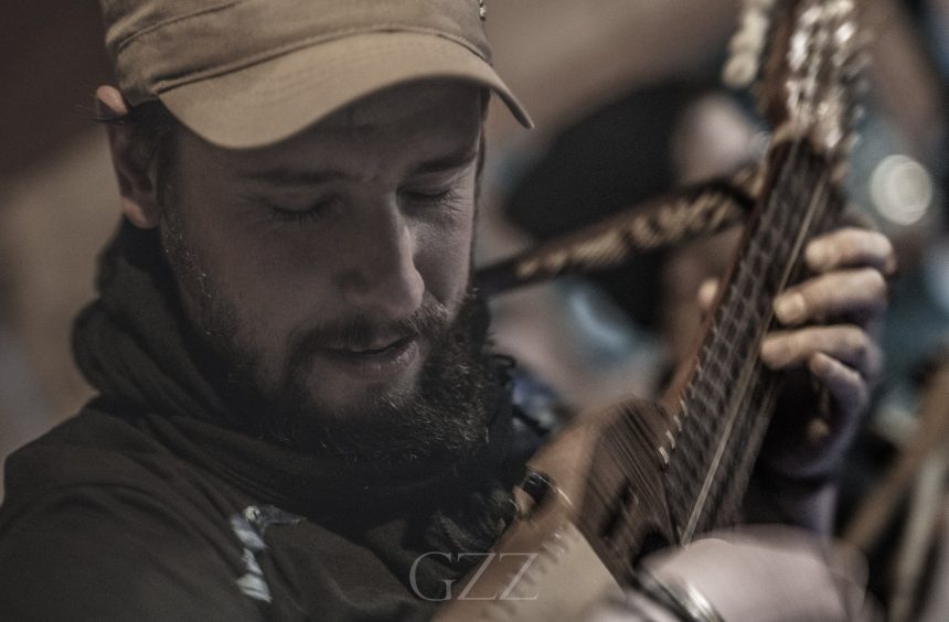 El músico patagónico Mati Medús comparte su álbum «Música Nómada Vol. 2» donde refleja músicas tradicionales tras un viaje por Islandia, Inglaterra, Gales e Irlanda