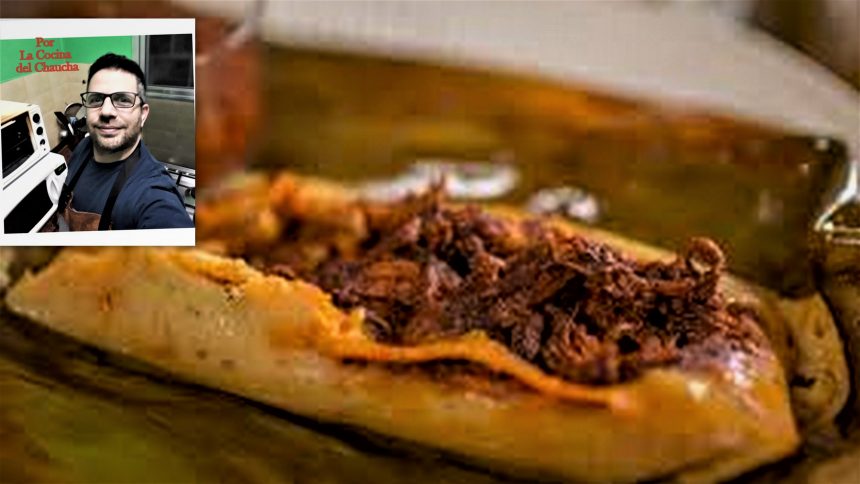 Tamales: de origen indígena, existe evidencia de que las culturas precolombinas llevaron el maíz a otras civilizaciones y regiones. Los comían de muchas maneras. Unos de ellos eran blancos, a modo de pella, no del todo redondos ni bien cuadrados. Otros eran colorados.