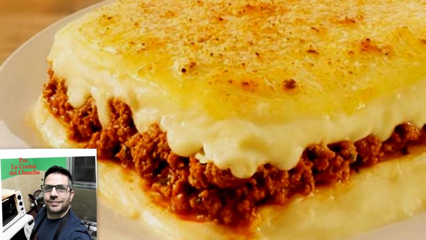 El Escondidinho es un plato tradicional de Brasil cuyo origen se relaciona con Holanda: un empleado sacaba trozos de carne de la cocina de su patrón y utilizaba capa de yuca para ocultarlo y llevárselo a esclavos mal alimentados