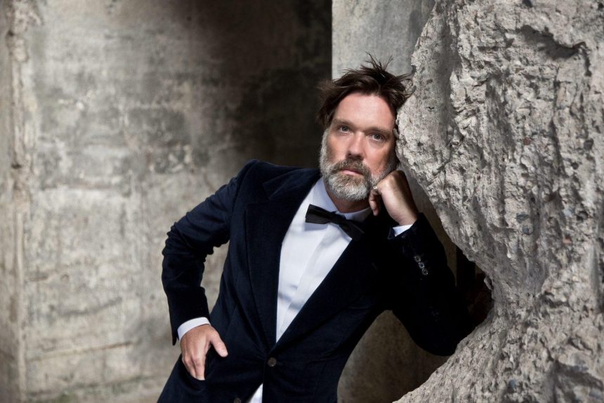 Tras dedicarse a la ópera durante ocho años y luego de retornar al pop con «Unfollow the rules», el cantautor estadounidense Rufus Wainwright ofrecerá conciertos vía streaming