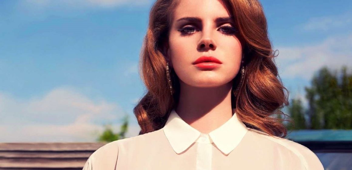 Anticipo: Lana del Rey, genial cantante de pop barroco, anuncia la inminente aparición de su placa «Chemtrails Over The Country Club»