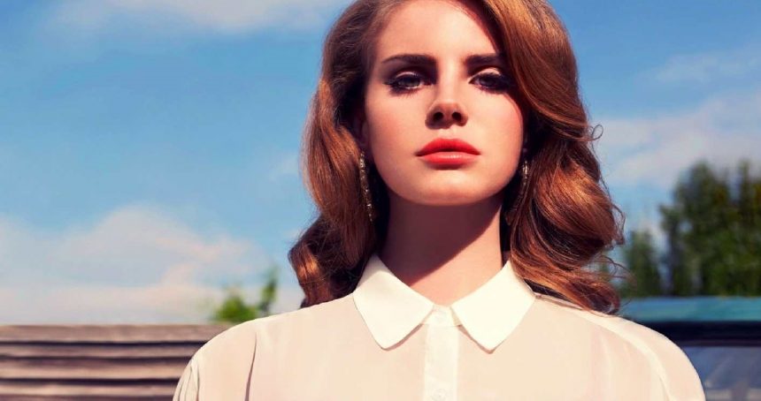 Anticipo: Lana del Rey, genial cantante de pop barroco, anuncia la inminente aparición de su placa «Chemtrails Over The Country Club»