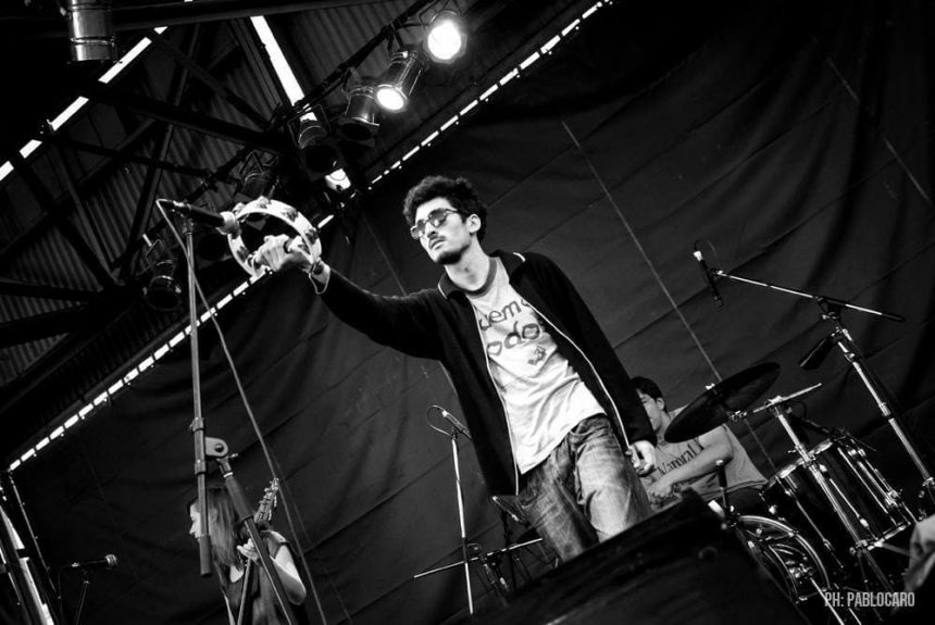 Desde Ranchos, provincia de Buenos Aires, Juan Pablo «Reno» González, reconocido músico indie folk y productor, repasa sus trabajos y revela: «Me apasiona ir a pescar al río y trabajar con amigos. Me gusta tocar en salas de ensayo, casas de amigos, grabar todo lo posible y tener un registro de eso, como prueba de su existencia»