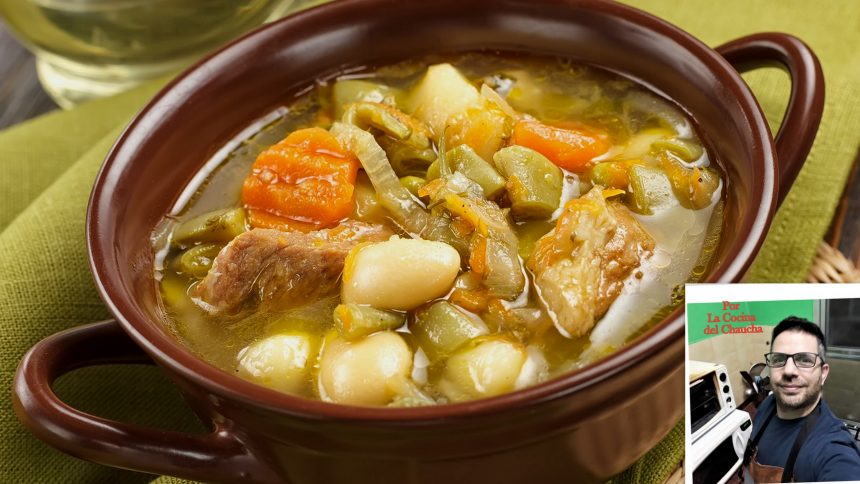 Ajiaco criollo: un plato nacido en Cuba en tiempos de colonia, precisamente en una plaza de Camagüey, cuando los vecinos, en su mayoría pobres, se reunían aportando lo poco que tenían, incluso las sobras de la noche anterior. De allí, la variedad de ingredientes que contiene