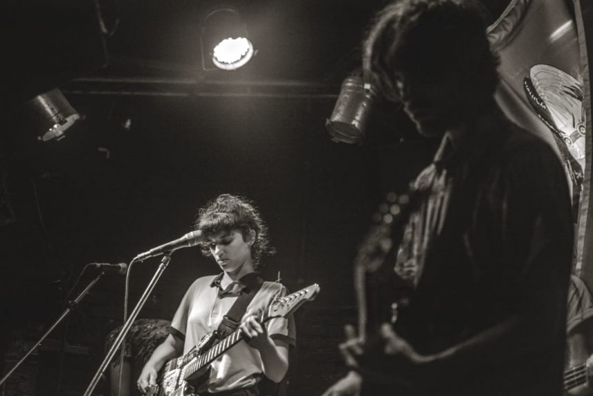 Albergada en España en pandemia, Natalia Drago, líder del conjunto platense Srta. Trueno Negro, reflexiona: “Mucho más que producir música no podemos hacer, parece que está prohibido estar de fiesta en este tiempo de guerra”