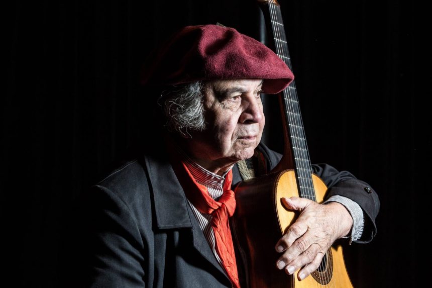 Murió Omar Moreno Palacios, figura central del folclore surero argentino. Su hija Rocío expresó lo siguiente en Facebook: «Él no quería nada. Ni despidos, ni llantos, ni que lo estén mirando, solamente quería estar escuchando milongas»