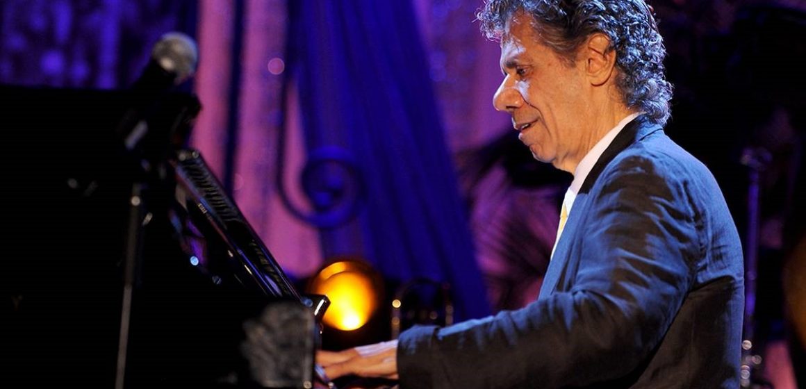 A los 79 años, falleció de cáncer Chick Corea, jazzero pionero del teclado electrónico y la fusión. Tocó con gigantes como Miles Davis y es considerado de los más influyentes pianistas del siglo XX. Dejó una carta de despedida divulgada por familiares