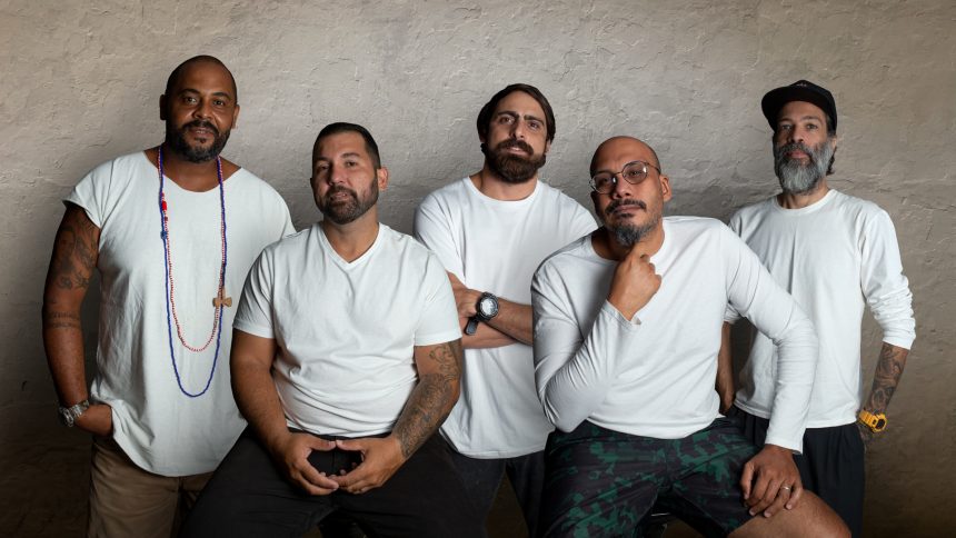 La banda brasileña Carranza reaparece con un álbum de su hardcore característico y hip hop: «La leyenda del hombre que se tragó el sol», un estudio sobre la opresión humana en la sociedad moderna