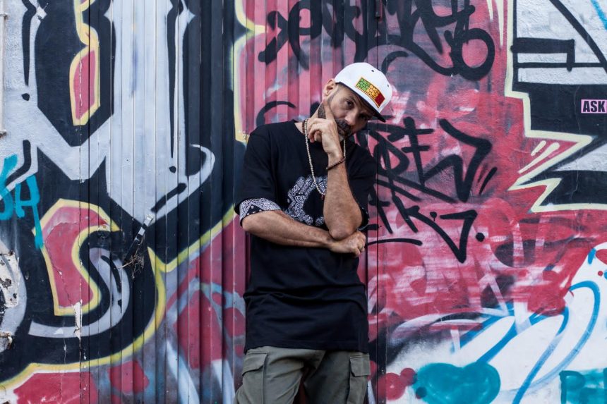 El experimentado músico madrileño de reggae Ras Kuko llama a la esperanza a través del single «Como un rey»