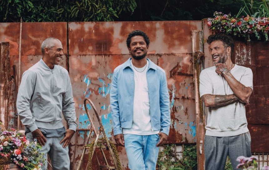 Los brasileños de Natirus unen energías con el puertorriqueño Pedro Capó para la canción «Todo bien»: «Yo había compuesto una canción llamada ‘Tudo Bem’, que habla de esperanza, de superación e hicimos con Pedro una adaptación para español, y la versión quedó increíble», cuenta el cantante de la banda de Brasil