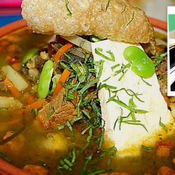 Chairo paceño: sopa mestiza (nace entre los aymara y españoles) que incluye ingredientes típicos de la región boliviana, además de carne de vaca y cordero; también puede preparase con carne de llama o alpaca