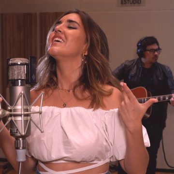 La joven cantante argentina July Abril presenta su nuevo single llamado «Es el momento», cuya letra habla de vibrar alto y de reírnos para sentirnos mejor en todo sentido