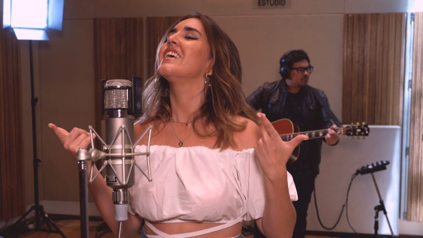 La joven cantante argentina July Abril presenta su nuevo single llamado «Es el momento», cuya letra habla de vibrar alto y de reírnos para sentirnos mejor en todo sentido