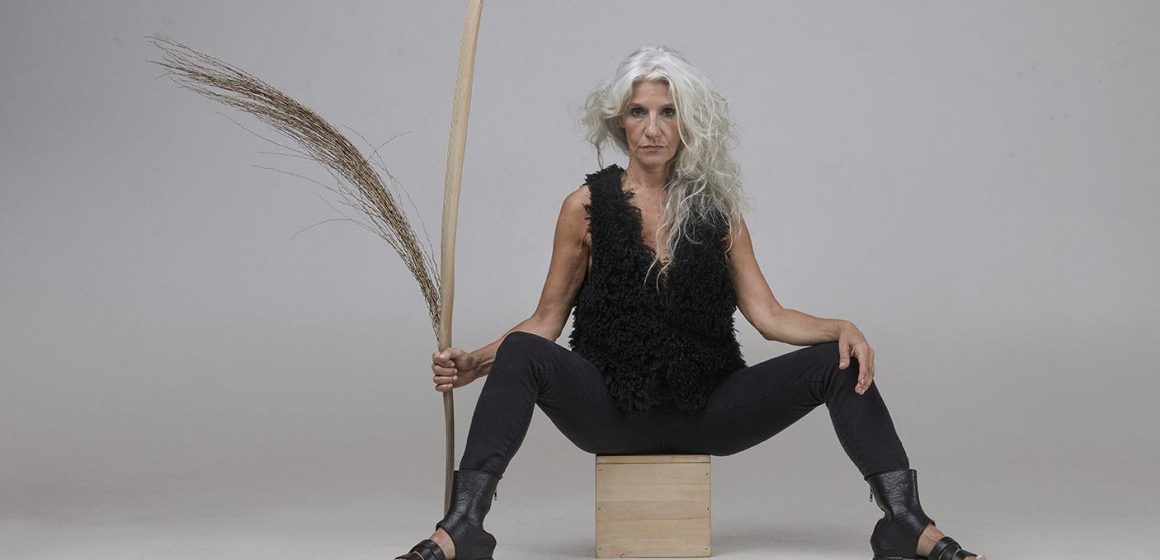 La artista argentina Maia Mónaco realizará un espectáculo multisensorial que incluye música, danza y visuales dentro de una propuesta electro psicodélica de su disco «Raíz»