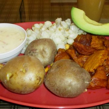 Carne colorada: plato ecuatoriano con 100 años de historia que nació en manos de una vecina en la zona de la serranía, quien lo vendía en la puerta de su casa para solventar sus necesidades. Se prepara con carne de cerdo o res marinados, además se lo acompaña con guarniciones típicas como plátanos maduros fritos