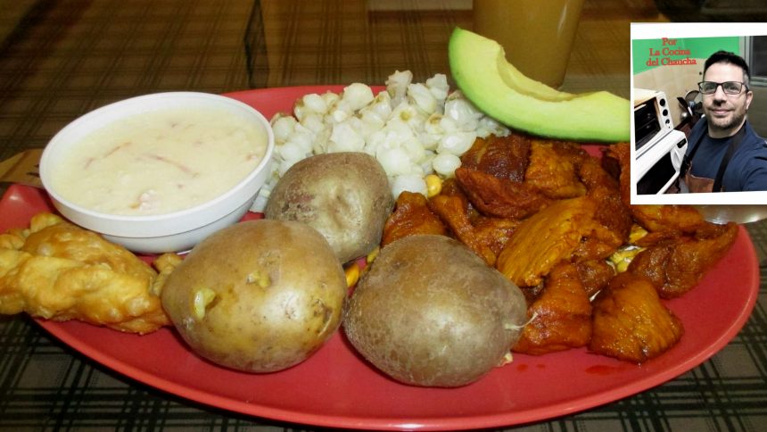 Carne colorada: plato ecuatoriano con 100 años de historia que nació en manos de una vecina en la zona de la serranía, quien lo vendía en la puerta de su casa para solventar sus necesidades. Se prepara con carne de cerdo o res marinados, además se lo acompaña con guarniciones típicas como plátanos maduros fritos