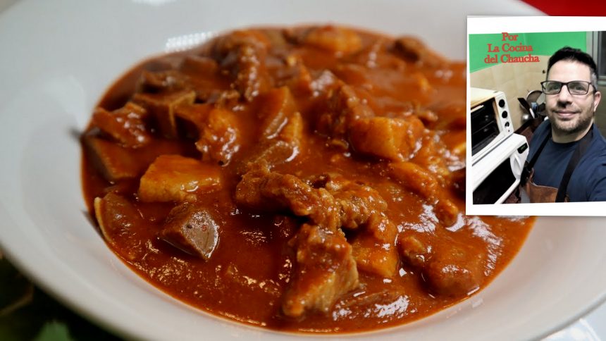Revolcado: plato de Guatemala, que es el resultado de la fusión culinaria entre las culturas mestiza y maya. Su característica principal es el uso de la cabeza del cerdo junto a una salsa de tomate picante. Se cocina a fuego lento