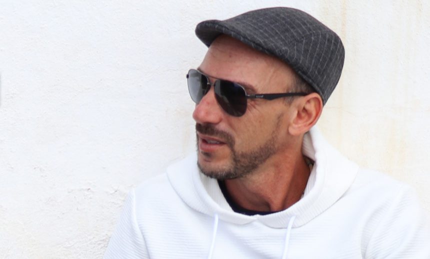 Lot Acosta, el maestro del reggae roots de las Islas Canarias, sigue rodando su álbum «Mundo loco»