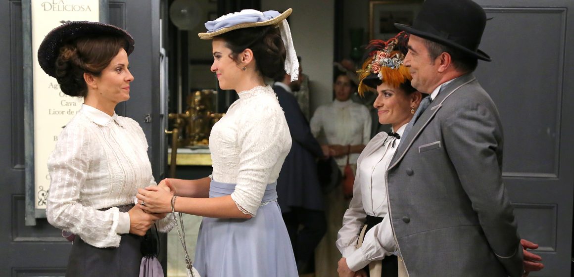 Tras seis años de éxito consecutivo,  la serie española de época “Acacias 38” estrena su séptima temporada televisiva en la pantalla de Más Chic. Ambientada en 1899, cuenta las andanzas de los ricos y pobres de un mítico barrio madrileño