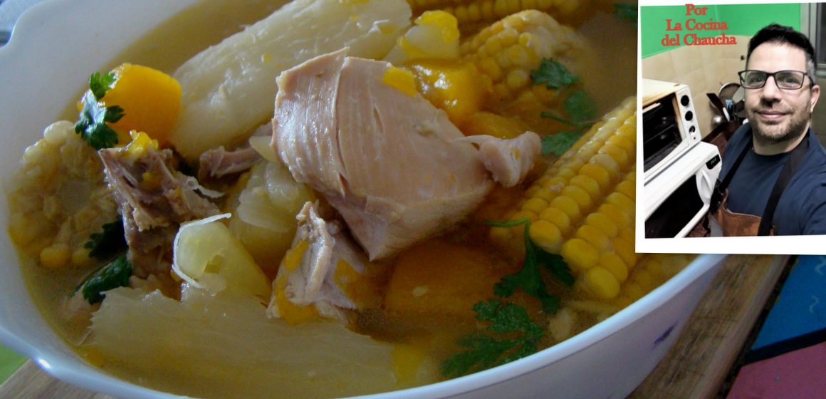 Sancocho panameño: un plato típico que se originó con la llegada de la gallinas en la fundación de Panamá. Su valor culinario es inmenso, pues se lo considera un alimento reconstituyente del metabolismo. Cuenta con calorías de la grasa del ave, carbohidrato del ñame e importantes aportes de vegetales