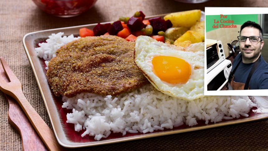 Silpancho Cochabambino: su nombre  proviene del quechua y significa plano y delgado. Es un plato emblemático de la cocina boliviana y cuenta la historia que un hombre conocido como Don Pancho lo vendía en las calles de Cochabamba hace 60 años. Se compone de arroz, papas fritas, una lonja de carne frita y huevos fritos