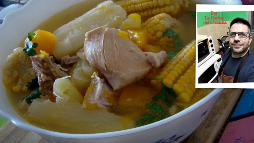 Sancocho panameño: un plato típico que se originó con la llegada de la gallinas en la fundación de Panamá. Su valor culinario es inmenso, pues se lo considera un alimento reconstituyente del metabolismo. Cuenta con calorías de la grasa del ave, carbohidrato del ñame e importantes aportes de vegetales