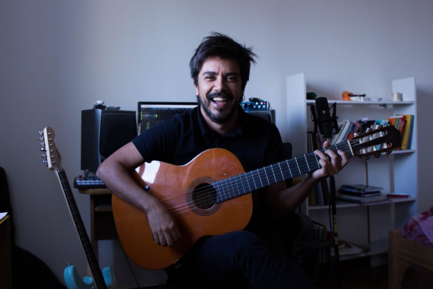 El músico uruguayo Toto Yulelé y la canción «Sobrevivimos suerte empila», adelanto de un inminente álbum nuevo: «Empecé a escribir la letra hace algunos años. Luego la dejé y, cuando la retomé, se resignificó. Escribí todo el resto a partir de lo que está pasando en el mundo entero y, además, yo estaba transitando por una separación», cuenta
