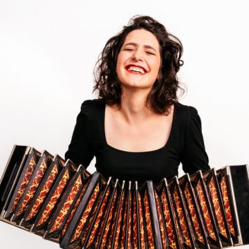 Desde Francia, la bandoneonista Louise Jallu habla de su álbum «Piazzolla 2021»: «No tengo ninguna pretensión de reivindicar a Piazzolla para mí, algunos de sus músicos históricos pueden tener esa legitimidad, yo sólo busco rendirle homenaje a mi manera»