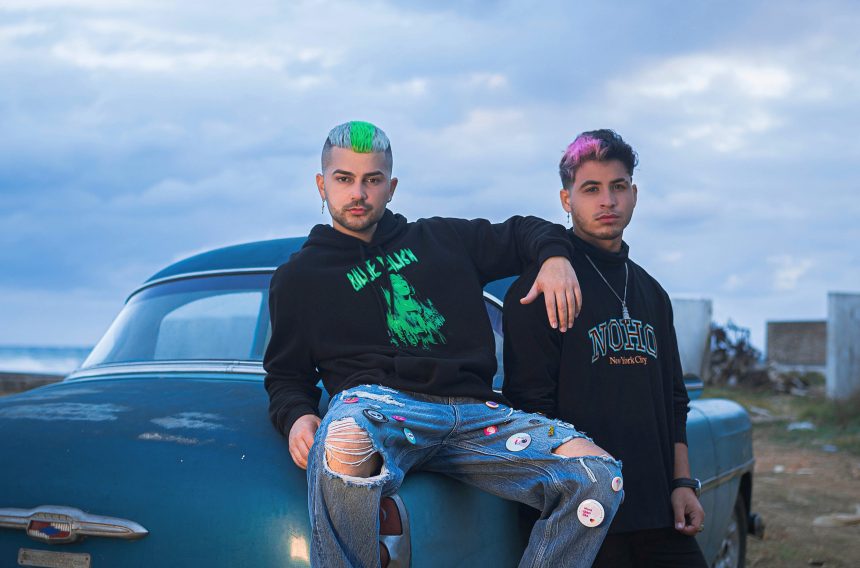 “Triángulo” es el nuevo sencillo de la agrupación cubana de música urbana SMS, un tema realizado en colaboración con el tiktoker venezolano Rufas: «Buscábamos una sonoridad urbana, pero con un sentimiento más profundo, una letra romántica, dinámica y explosiva a la vez», expresan los cubanos