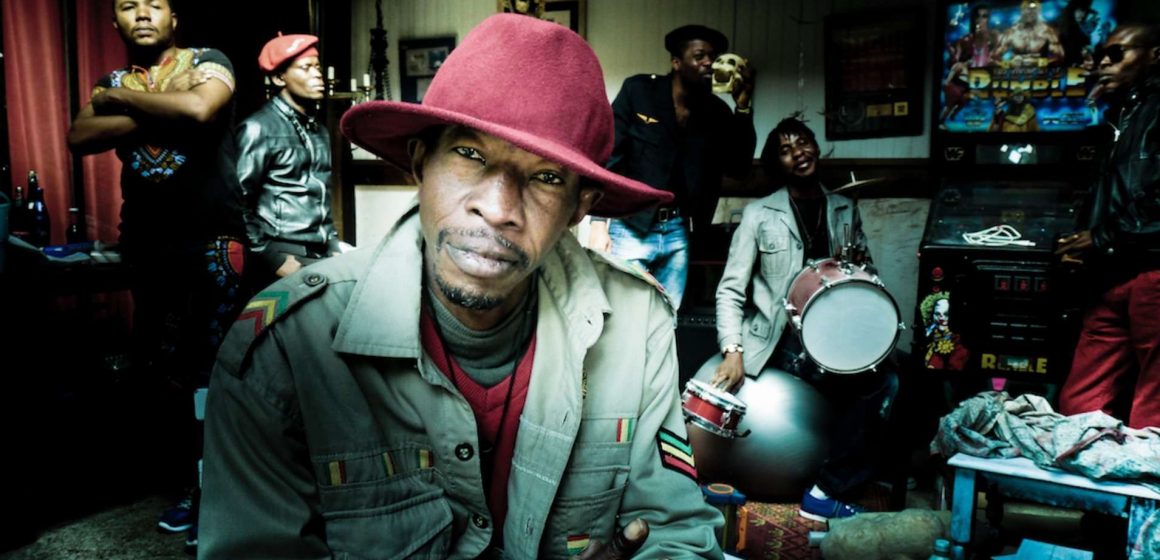 Jupiter & Okwess y «Na Kozonga», un excelente álbum de fusiones de estilos musicales con base afro como instructora; los enlaces con rap y samba carioca, entre otras pinceladas sonoras, aún engrandecen más la obra