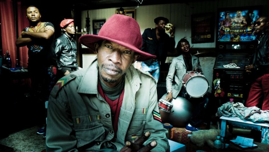 Jupiter & Okwess y «Na Kozonga», un excelente álbum de fusiones de estilos musicales con base afro como instructora; los enlaces con rap y samba carioca, entre otras pinceladas sonoras, aún engrandecen más la obra