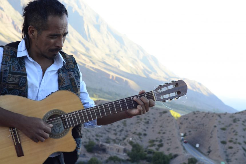 Desde Maimará, Sergio Díaz del proyecto musical Ser del Tiempo habla sobre su vida en la Quebrada: “Cada mañana detrás del cerro se asoma el sol, o la luna en las noches. Vivo en la casa que perteneció a mis bisabuelos. Al amanecer, temprano, siempre arriba a darle de comer a las gallinas y a los seres que habitan la casa. Riego y desayuno con música o en silencio. La guitarra siempre a mano”