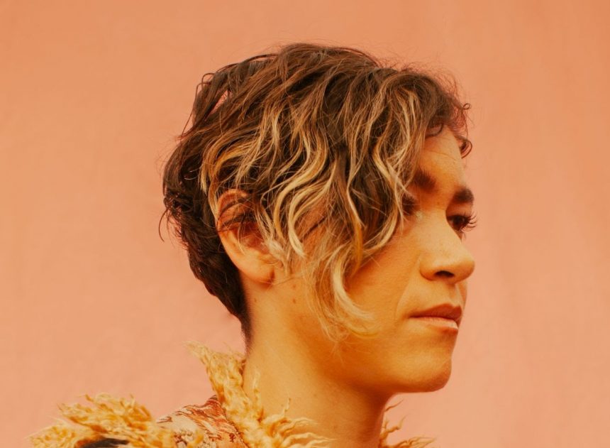 Lea es una cantautora colombiana que se pasea entre el indie rock – pop, la electrónica y el dance; en sus letras habla sobre identidades queer. Anuncia el lanzamiento de «Whirlwind», la segunda canción adelanto de su primer disco de estudio al que llamará «Animal»