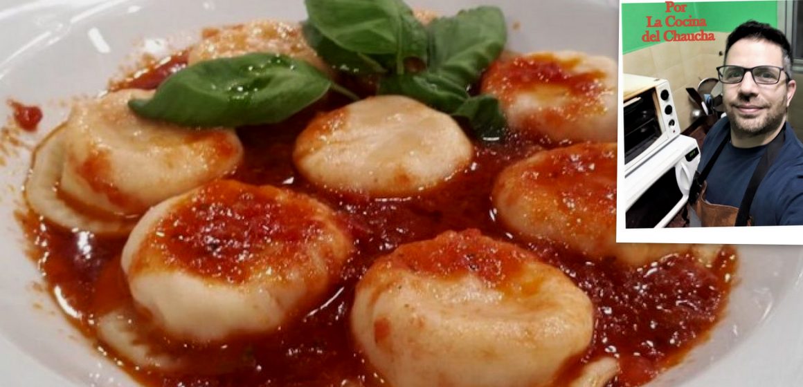 Los Sorrentinos, creados en Mar del Plata, Buenos Aires, es una historia de inmigración, amor por la gastronomía italiana, amistad y otros ingredientes mezclados en una pasta circular rellena y ciertamente deliciosa. Son parecidos, pero a su vez distintos a Agnelottis Piamonteses, Capelettis de la Emilia Romagna o a los famosos Tarteletis