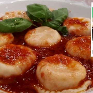 Los Sorrentinos, creados en Mar del Plata, Buenos Aires, es una historia de inmigración, amor por la gastronomía italiana, amistad y otros ingredientes mezclados en una pasta circular rellena y ciertamente deliciosa. Son parecidos, pero a su vez distintos a Agnelottis Piamonteses, Capelettis de la Emilia Romagna o a los famosos Tarteletis