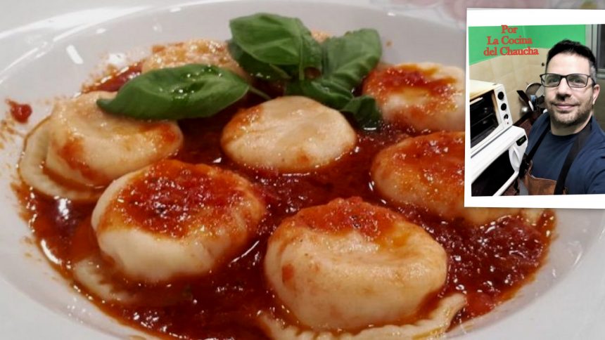 Los Sorrentinos, creados en Mar del Plata, Buenos Aires, es una historia de inmigración, amor por la gastronomía italiana, amistad y otros ingredientes mezclados en una pasta circular rellena y ciertamente deliciosa. Son parecidos, pero a su vez distintos a Agnelottis Piamonteses, Capelettis de la Emilia Romagna o a los famosos Tarteletis
