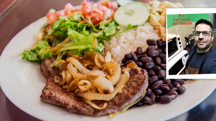 Casado, plato típico de Costa Rica que tiene varias versiones sobre su origen. Una de ellas cuenta que en San José, capital del país centroamericano, los trabajadores exigían repetirlo a las cocineras, como si fueran hombres «casados». Esta comida incluye porotos, carne, arroz, salsa inglesa y repollo, además de chile