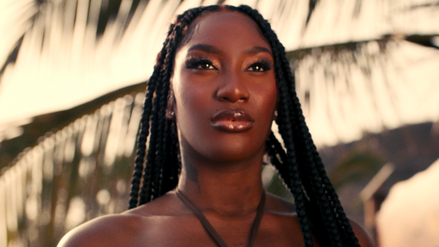 La joven y deslumbrante cantante franco-maliense Aya Nakamura presenta su single «Bobo», filmado en Cabo Verde