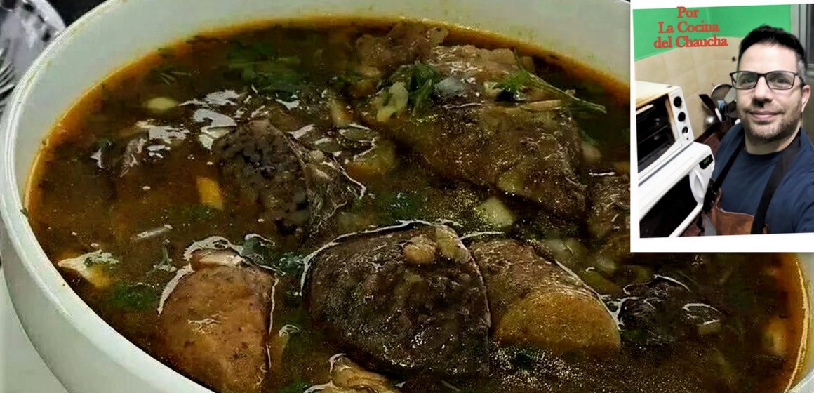 Caldo de Manguera, un plato ecuatoriano que contiene cerdo y salchichas. Su origen se remonta a mitad del siglo XX y se trata de una preparación que hacían las mujeres de los bomberos, o bien ellos mismos, con obsequios de alimentos que recibían los 10 de octubre, cuando se celebra su día