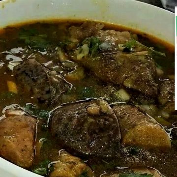 Caldo de Manguera, un plato ecuatoriano que contiene cerdo y salchichas. Su origen se remonta a mitad del siglo XX y se trata de una preparación que hacían las mujeres de los bomberos, o bien ellos mismos, con obsequios de alimentos que recibían los 10 de octubre, cuando se celebra su día