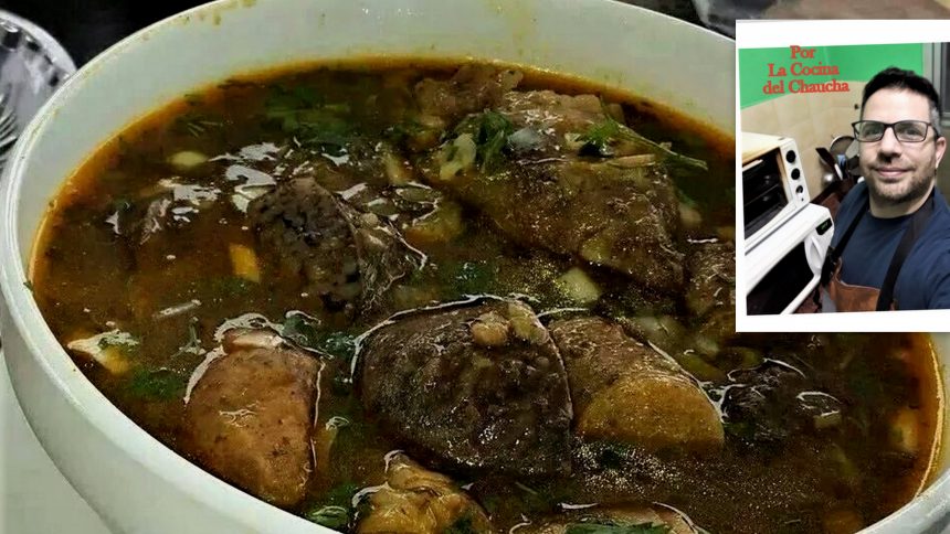 Caldo de Manguera, un plato ecuatoriano que contiene cerdo y salchichas. Su origen se remonta a mitad del siglo XX y se trata de una preparación que hacían las mujeres de los bomberos, o bien ellos mismos, con obsequios de alimentos que recibían los 10 de octubre, cuando se celebra su día
