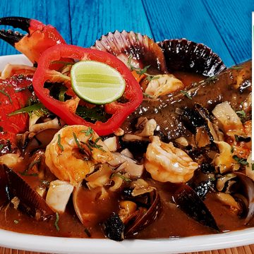 Parihuela, una sopa que nace entre los pescadores de Callao, Perú, con las sobras de pescados y mariscos como para paliar el hambre. En realidad su nombre se refiere a un armazón que sirve para transportar cosas entre dos o más personas, formado por dos barras horizontales entre las que está fijada una plataforma o cajón. Pero como se utiliza para el preparado del plato, también se escogió su nombre para la comida